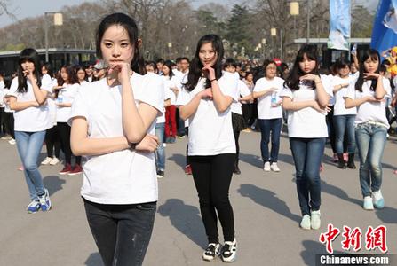 雷军回应在车间睡觉：确实是摆拍